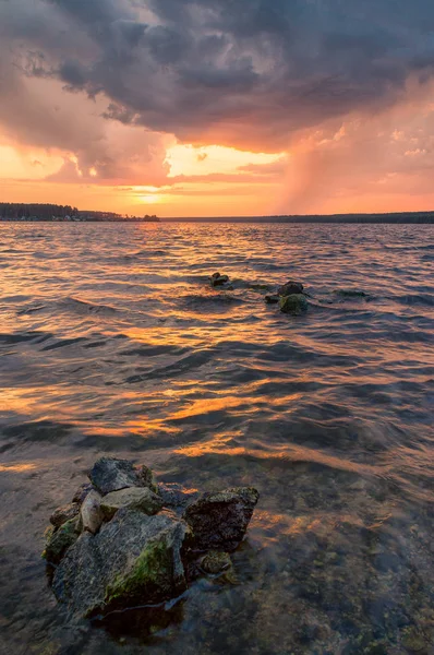 Tempestade de verão no lago em um belo pôr do sol — Fotografia de Stock