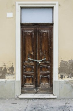 Vintage kapıyı zinciri tarafından kilitli