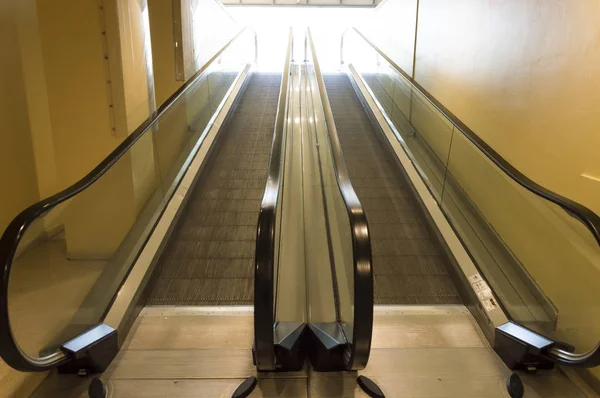 Escada rolante no centro comercial — Fotografia de Stock