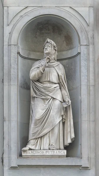 Estátua de Francesco Petrarca em Florença, Itália — Fotografia de Stock