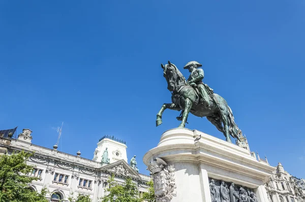 Equestrian statue of King Pedro IV statue in OPorto — Stock Photo, Image
