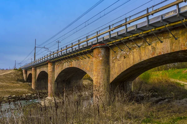 Красочный сельский мост — стоковое фото