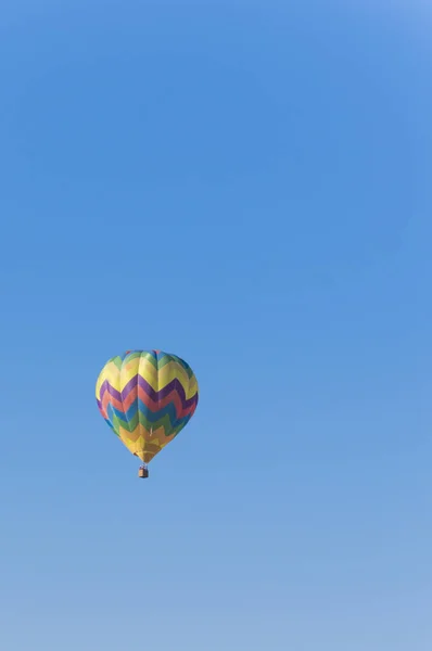 Kleurrijke hete luchtballon in vlucht — Stockfoto