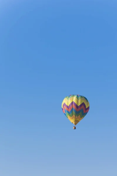 Kleurrijke hete luchtballon in vlucht — Stockfoto