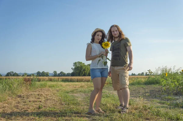 Jong koppel bij platteland achtergrond — Stockfoto