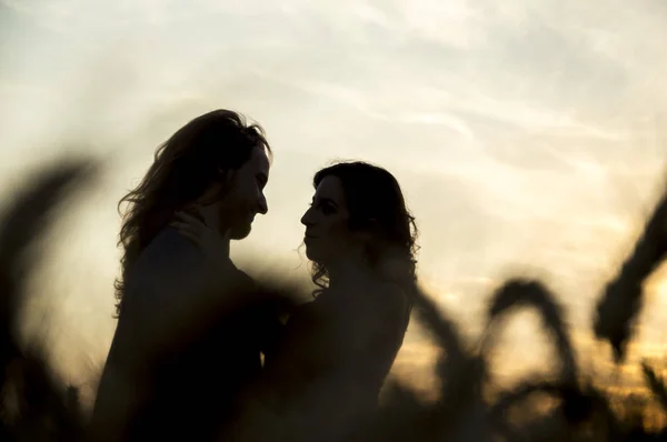 Pareja joven en campo de grano — Foto de Stock