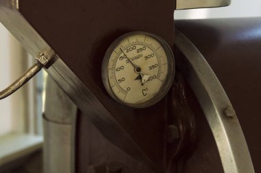 Eski termometre endüstriyel kahve kavurma yerleştirilen