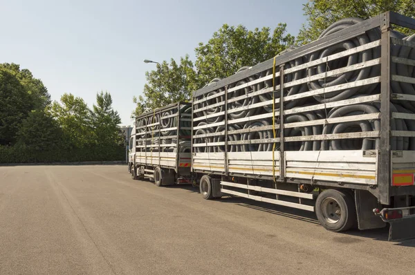 Caminhão de reboque cheio de tubos de plástico ondulado Imagem De Stock