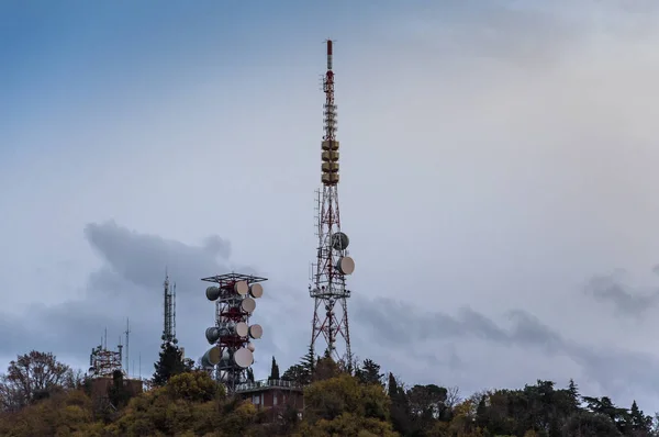 Telekomunikační Antény Satelitní Vysílače Modrou Oblohou — Stock fotografie