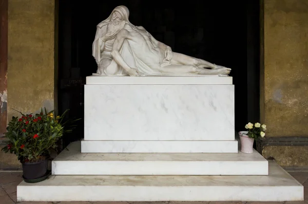 Über 100 Jahre Alte Religiöse Statue Madonnas Und Christi Mitgefühl — Stockfoto