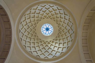 Eski bir kilise beton kubbe doğal ışık ile dairesel iç