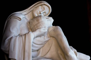 Forli, İtalya - 20 Ocak 2018: 100 yaşında dini heykel Madonna ve İsa (şefkat daha fazla)