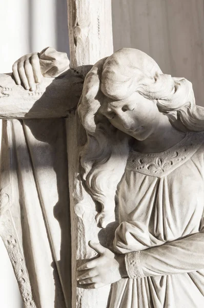 Forli Włochy Stycznia 2018 Statua Pure Anioła Trzymającego Krzyż Oczami — Zdjęcie stockowe