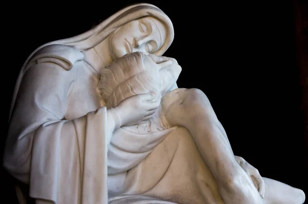 意大利 2018年1月20日 超过100年的老宗教雕像麦当娜和基督 — 图库照片