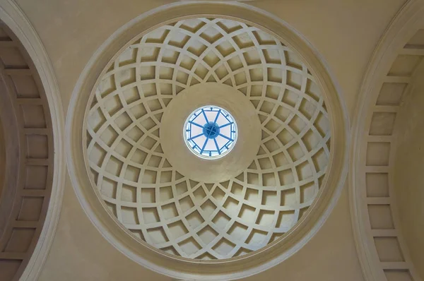 Interior Circular Una Antigua Iglesia Cúpula Hormigón Con Luz Natural Imagen de archivo