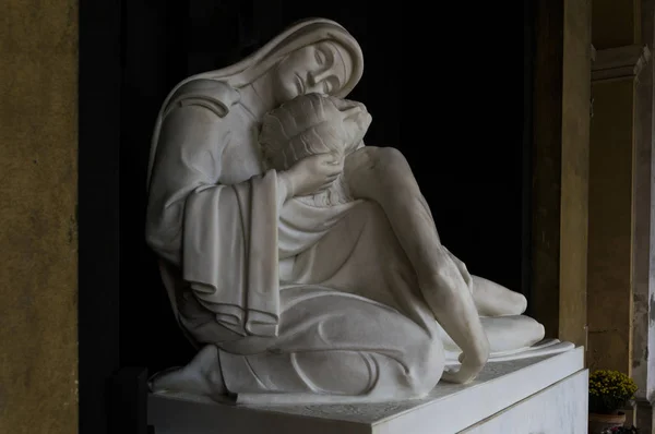 意大利弗利 2017年12月27日 100 岁以上的宗教雕像麦当娜和基督 — 图库照片