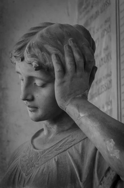 Forli Italië December 2017 Bezorgd Vrouw Standbeeld Ondergedompeld Een Diepe — Stockfoto