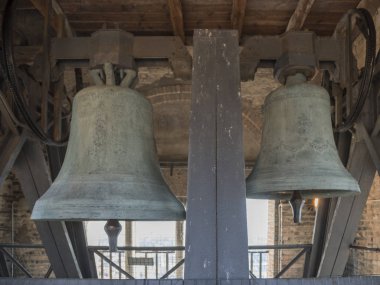 Bir eski Katolik Kilisesi'nde antik çan yerleştirilmiş