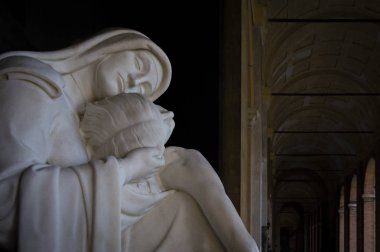 Forli, İtalya - 15th Şubat 2018: 100 yaşında dini heykel Madonna ve İsa (şefkat daha fazla)