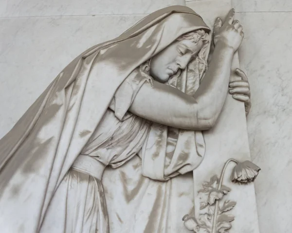 意大利弗利 2018年2月15日 Sculputure 的荒凉的妇女 放置在不朽的墓地 — 图库照片