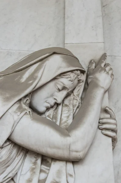 意大利弗利 2018年2月15日 Sculputure 的荒凉的妇女 放置在不朽的墓地 — 图库照片