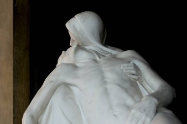 Forli, İtalya - 24th Şubat 2018: İsa heykeli madonna (şefkat ile)