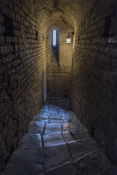 Interior Piedra Con Ventana Una Antigua Cripta Campanario Situada Dentro Imagen de archivo