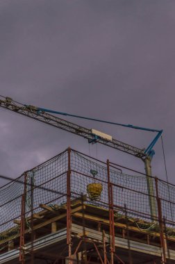 Şantiye: Kentsel Proje, inşaat, saat akşam insanlar için tasarlanmış bina