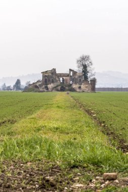 Eski kırsal ev harap. Terk edilmiş evde kötü hissediyor