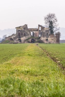 Eski kırsal ev harap. Terk edilmiş evde kötü hissediyor