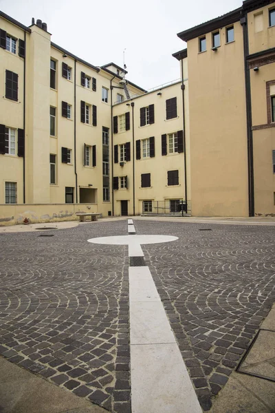 Kleiner Stadtplatz Mit Geometrischer Komposition Auf Dem Fußboden — Stockfoto