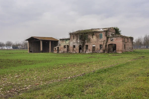 Arruinada Vieja Casa Campo Casa Abandonada Siente Mal Fotos de stock