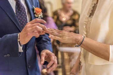 Damat Düğün töreninde gelinin parmağında bir yüzük koyarak