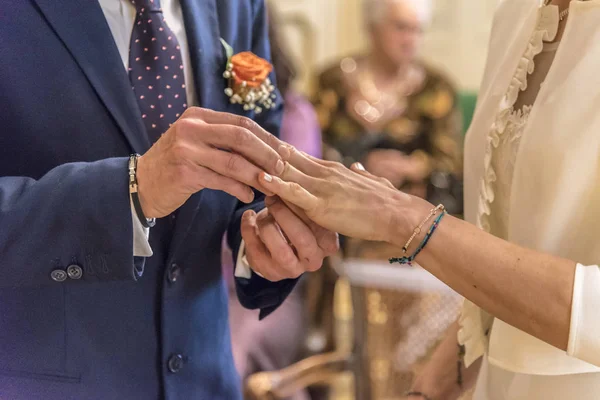 Noivo Colocando Anel Dedo Noiva Durante Cerimônia Casamento — Fotografia de Stock