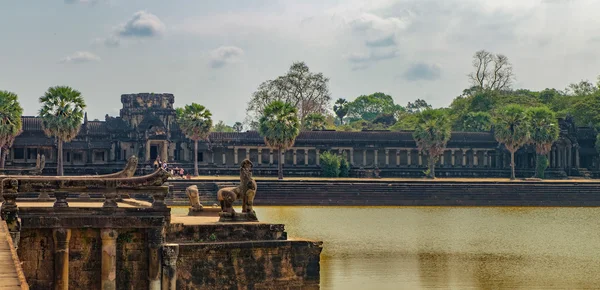 Entrada principal al templo Angkor Wat, Camboya — Foto de Stock