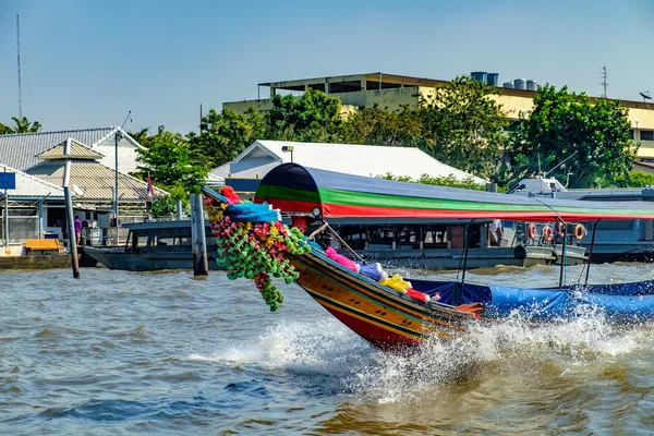 Barco turístico flutua no rio Chao Phraya, Bangkok, Tailândia — Fotografia de Stock