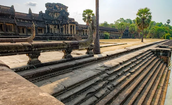 Pasos en el estanque junto al Angkor Wat, Camboya . — Foto de Stock