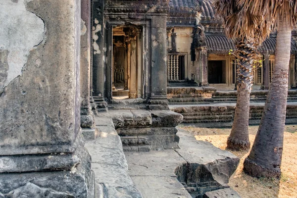 Zid cu fresce și coloane din Angkor Wat, Cambodgia . — Fotografie, imagine de stoc