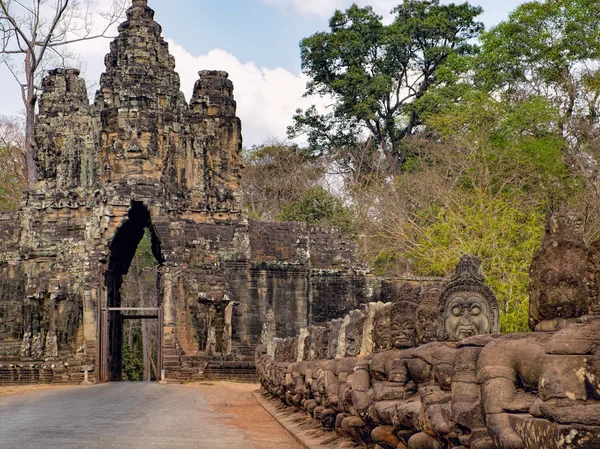 South gate to Angkor Thom in Cambodia — Stock Photo, Image