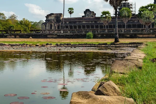 Ερείπια του Άνγκοτ βατ δει πέρα από τη λίμνη με κρίνους, Καμπότζη. — Φωτογραφία Αρχείου