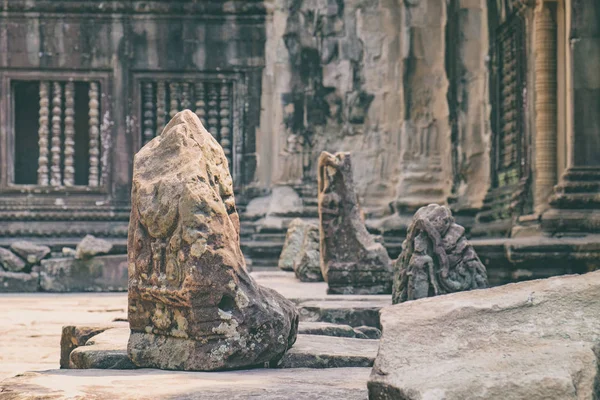 Leones que custodian el templo de Angkor Wat, Camboya . — Foto de Stock