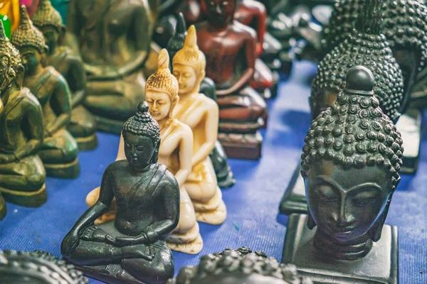 Estatuetas budistas e lembranças no mercado noturno — Fotografia de Stock