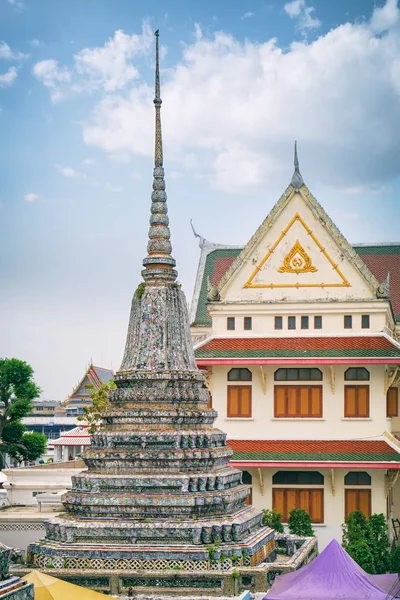 Stupa täckt med färgad Fajans, Wat Arun — Stockfoto