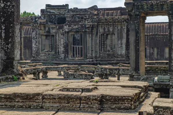 Antiguas ruinas del complejo del templo Angkor Wat — Foto de Stock