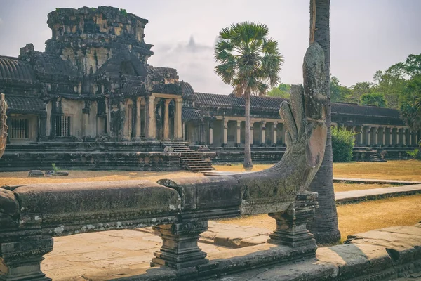 Cobra Vasuki guarda Angkor Wat, Camboya — Foto de Stock