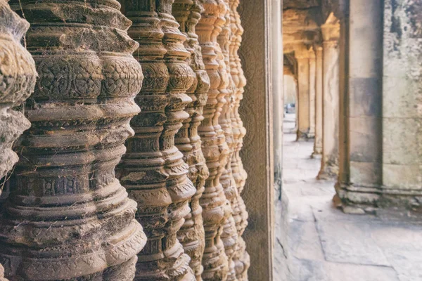 Pared con frescos y columnas de Angkor Wat, Camboya . — Foto de Stock