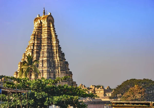 Pemandangan kuil Virupaksha dari Hampi, India . — Stok Foto