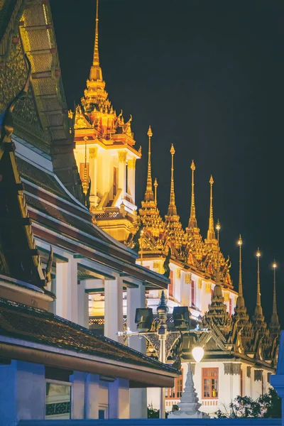 扫管笏 Ratchanatdaram 与深夜的灯光，曼谷，泰国. — 图库照片