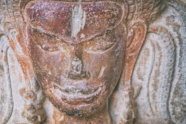 Primeros planos de la cara femenina en la pared de Angkor Wat — Foto de Stock