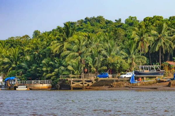 Estilo de vida na ilha de Chorao, Goa, Índia. Velho barco para transporte no Santuário Salim Ali Bird — Fotografia de Stock